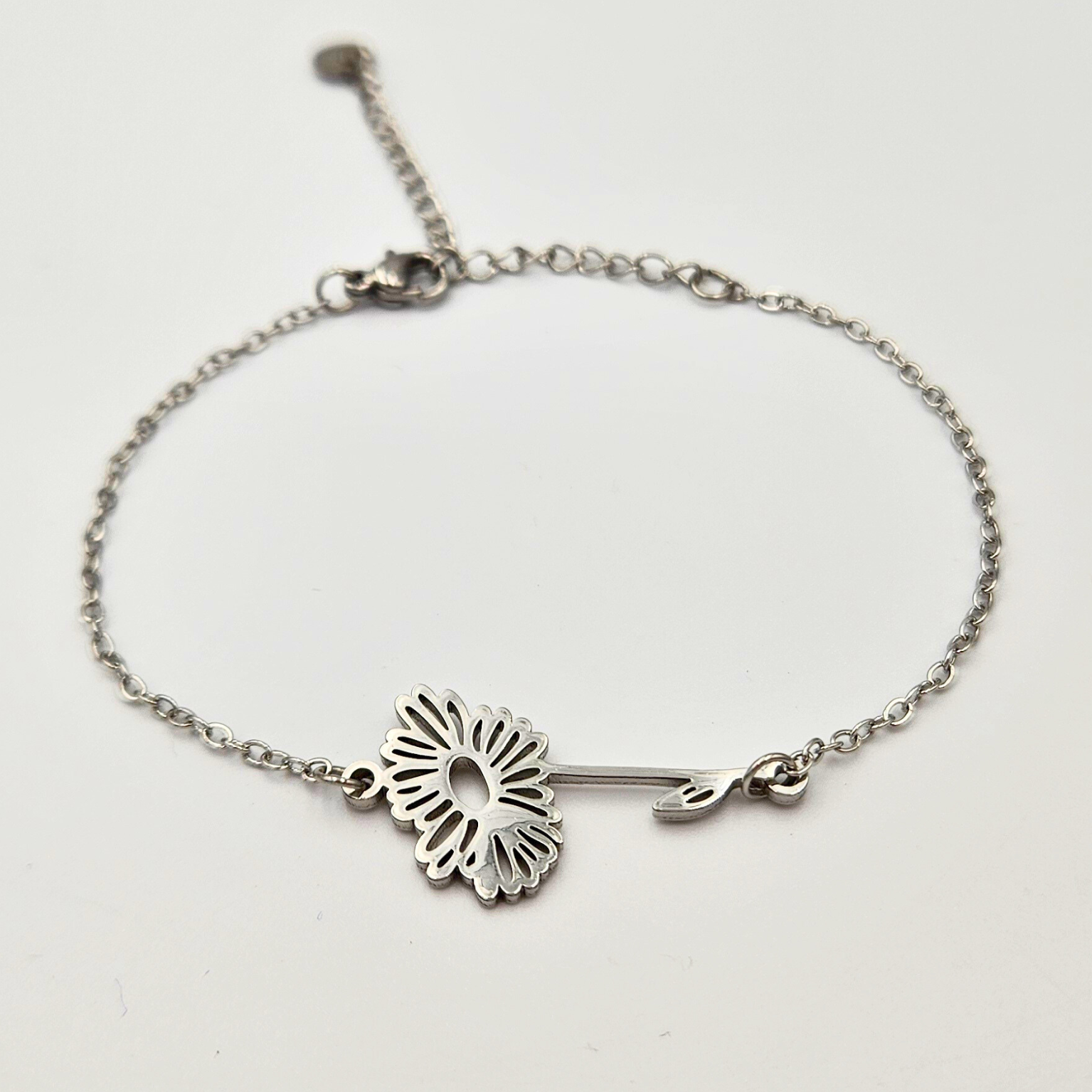 Armband gemaakt van stainless steel met geboortebloem van april: het madeliefje