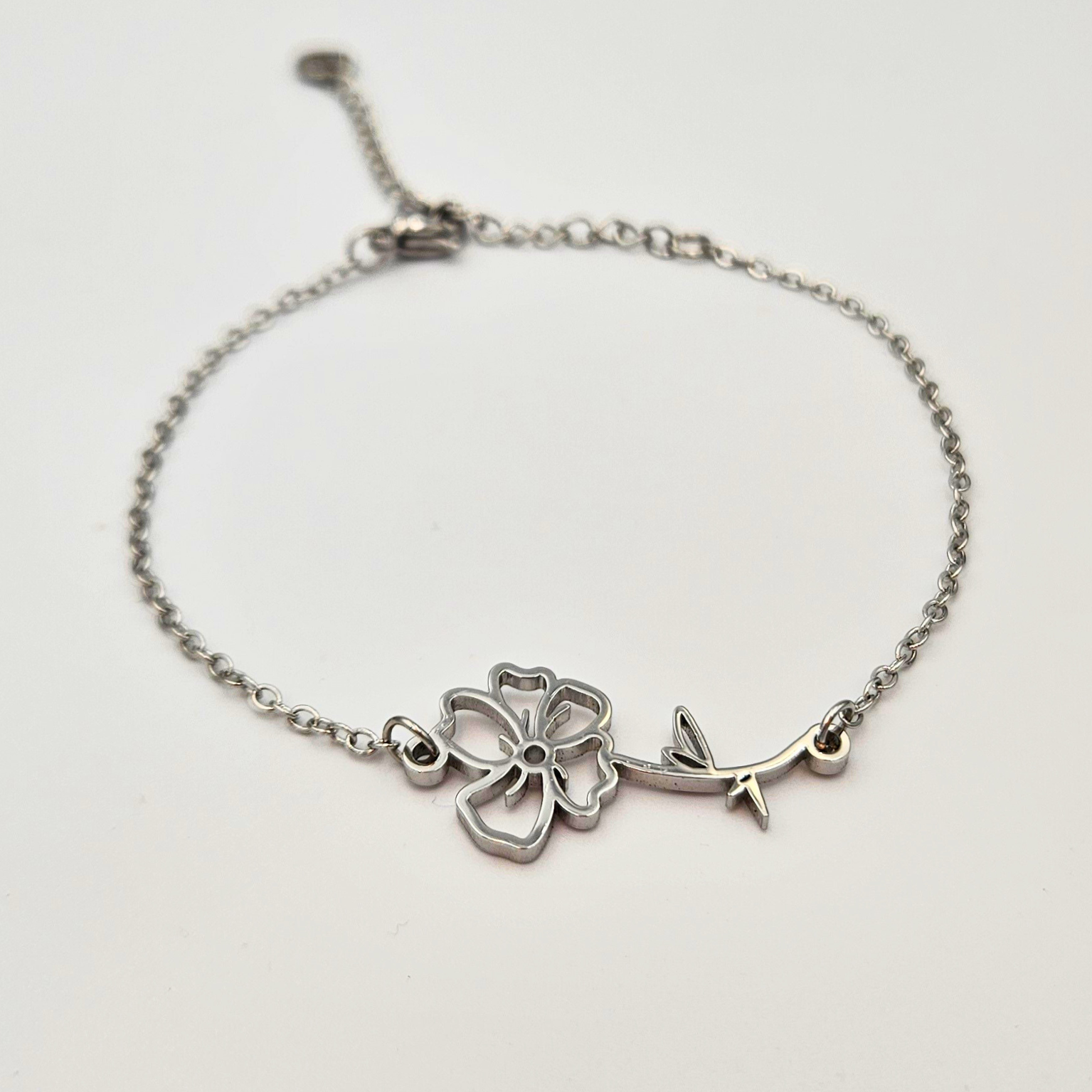 Armband gemaakt van stainless steel met geboortebloem van augustus: de klaproos