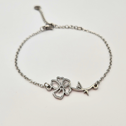 Armband gemaakt van stainless steel met geboortebloem van augustus: de klaproos