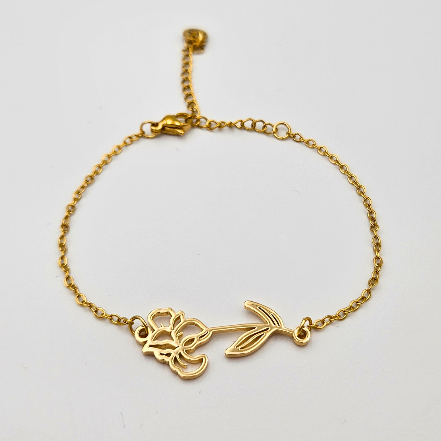 Armband van goldplated stainless steel met geboortebloem van februari: de iris