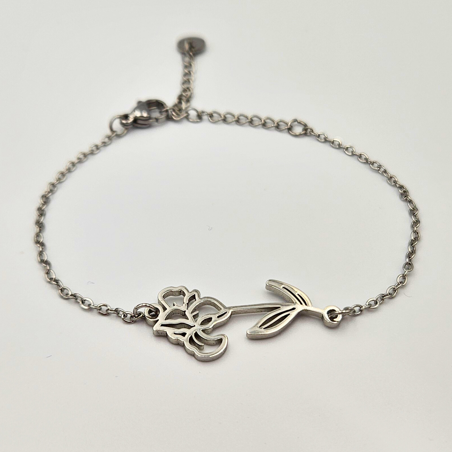 Armband gemaakt van stainless steel met geboortebloem van februari: de iris