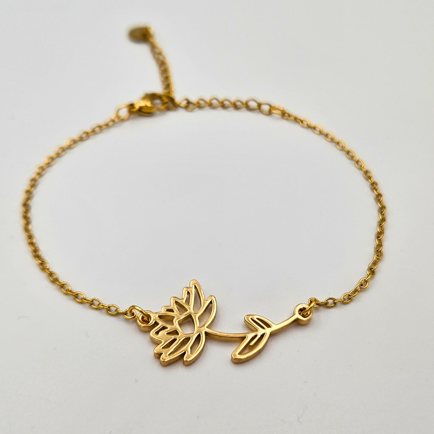 Armband van goldplated stainless steel met geboortebloem van juli: de waterlelie