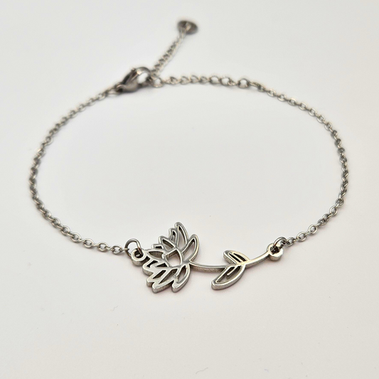 Armband gemaakt van stainless steel met geboortebloem van juli: de waterlelie
