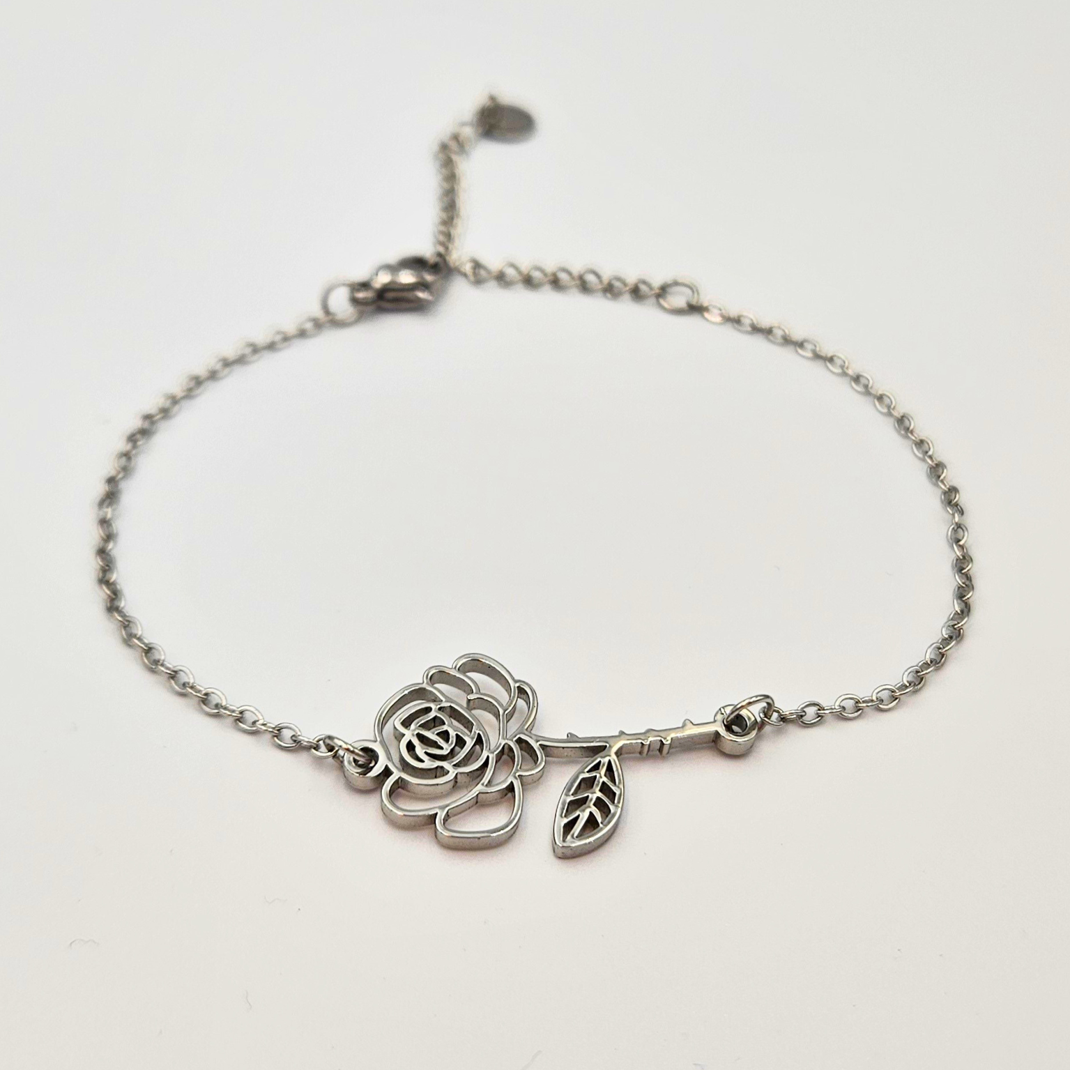 Armband gemaakt van stainless steel met geboortebloem van juni: de roos
