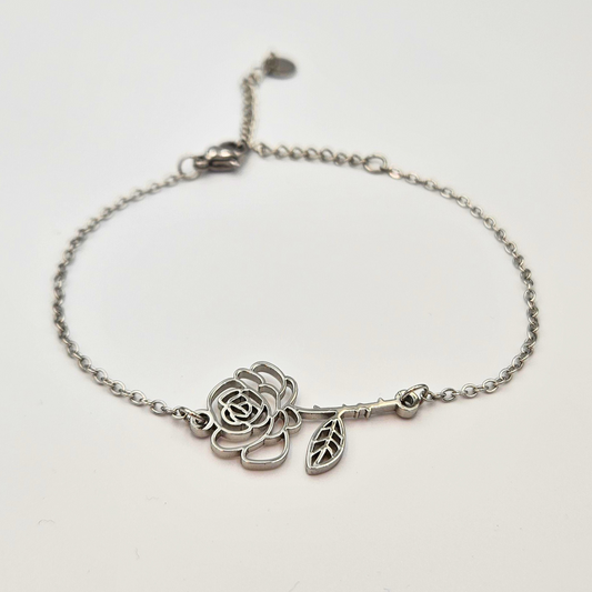 Armband gemaakt van stainless steel met geboortebloem van juni: de roos