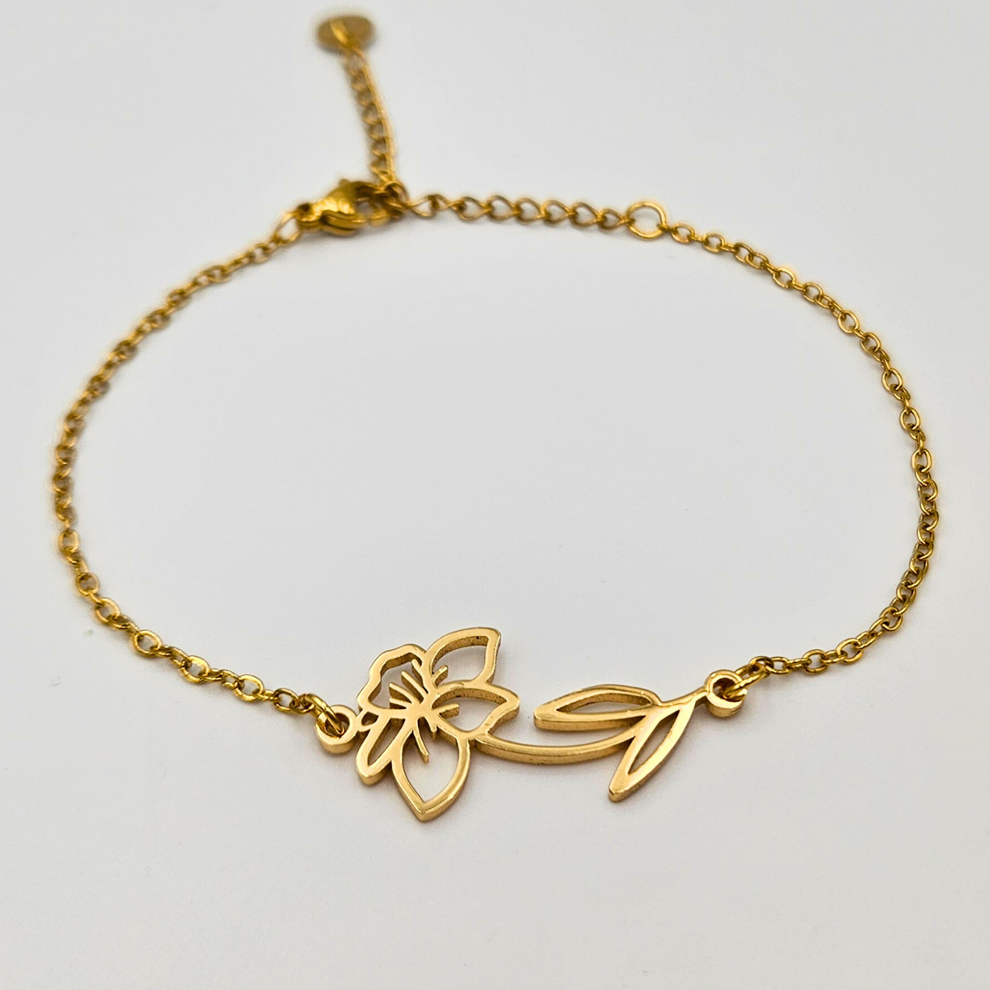 Armband van goldplated stainless steel met geboortebloem van maart: de narcis
