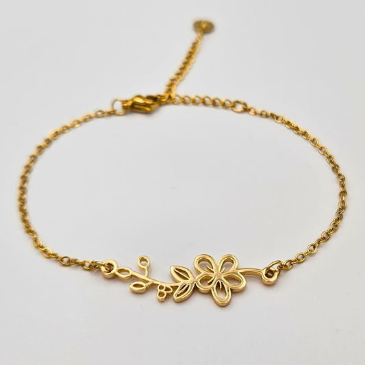 Armband van goldplated stainless steel met geboortebloem van mei: de meidoorn