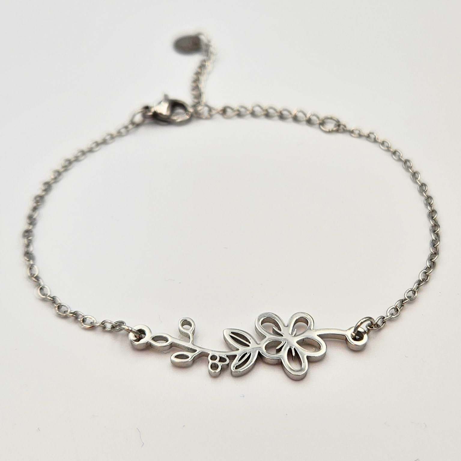 Armband gemaakt van stainless steel met geboortebloem van mei: de meidoorn