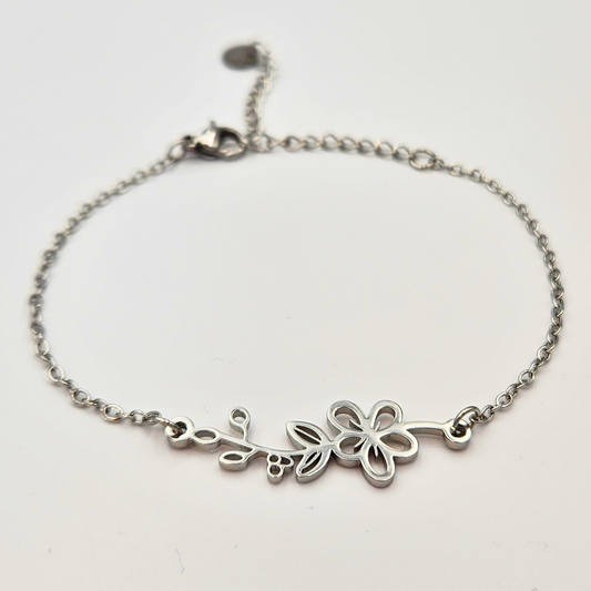 Armband gemaakt van stainless steel met geboortebloem van mei: de meidoorn