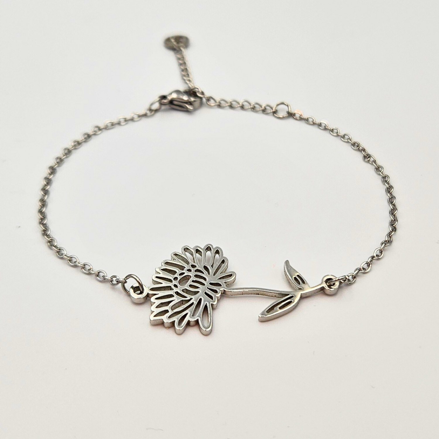 Armband gemaakt van stainless steel met geboortebloem van november: de chrysant