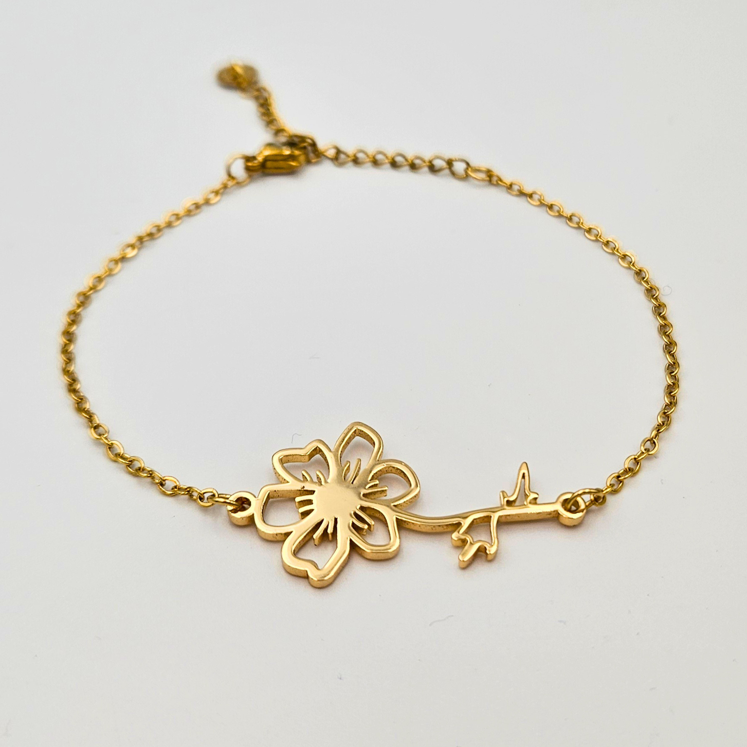 Armband van goldplated stainless steel met geboortebloem van oktober: de cosmea