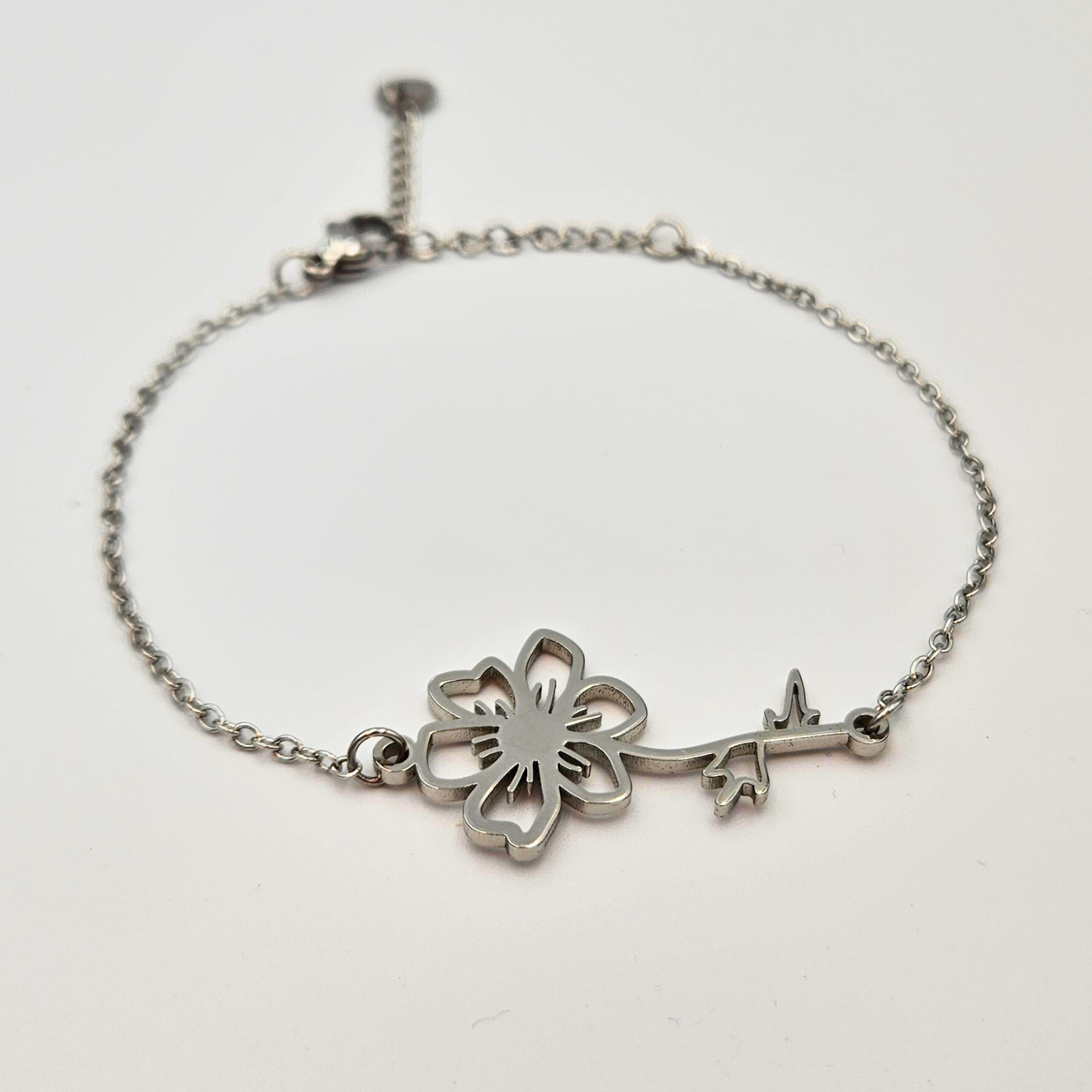 Armband gemaakt van stainless steel met geboortebloem van oktober: de cosmea
