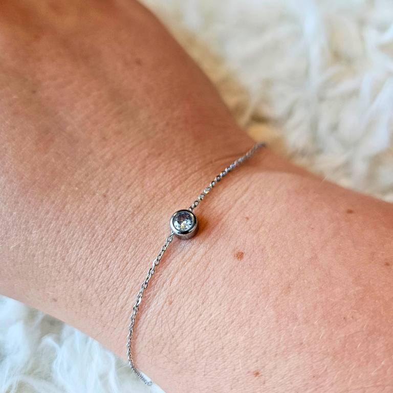 Armband gemaakt van stainless steel met de geboortesteen van april: diamant