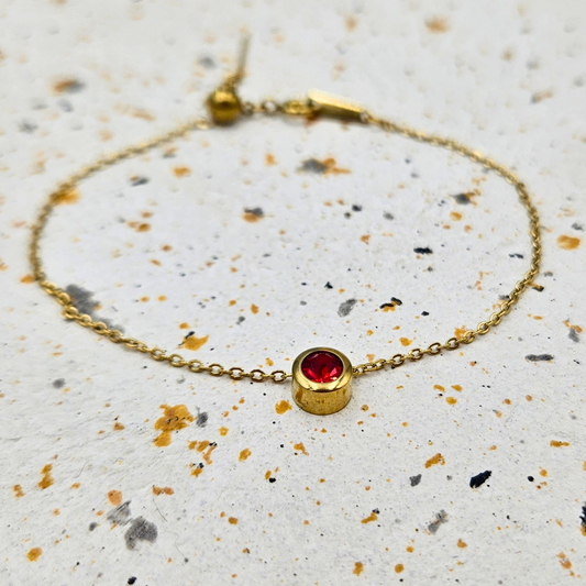 Armband van goldplated stainless steel met geboortesteen van januari: granaat