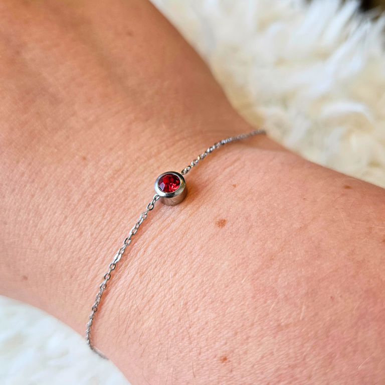Armband gemaakt van stainless steel met geboortesteen van januari: granaat