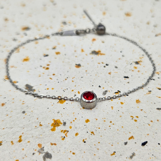 Armband gemaakt van stainless steel met geboortesteen van januari: granaat