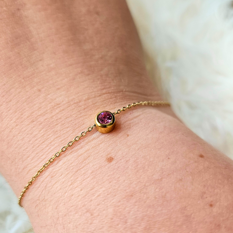 Armband van goldplated stainless steel met geboortesteen van juli: lichte robijn