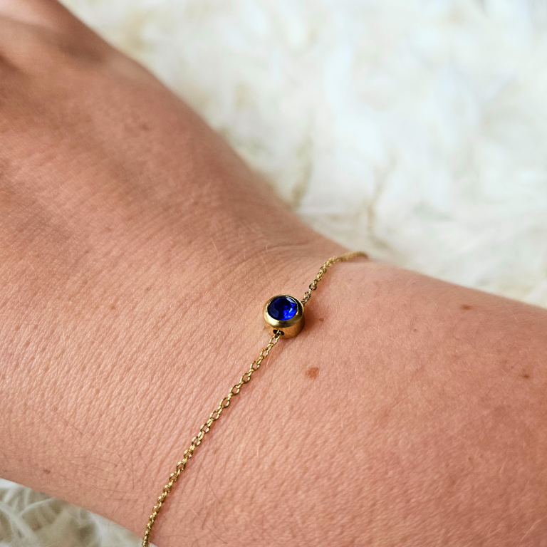 Armband van goldplated stainless steel met geboortesteen van september: saffier