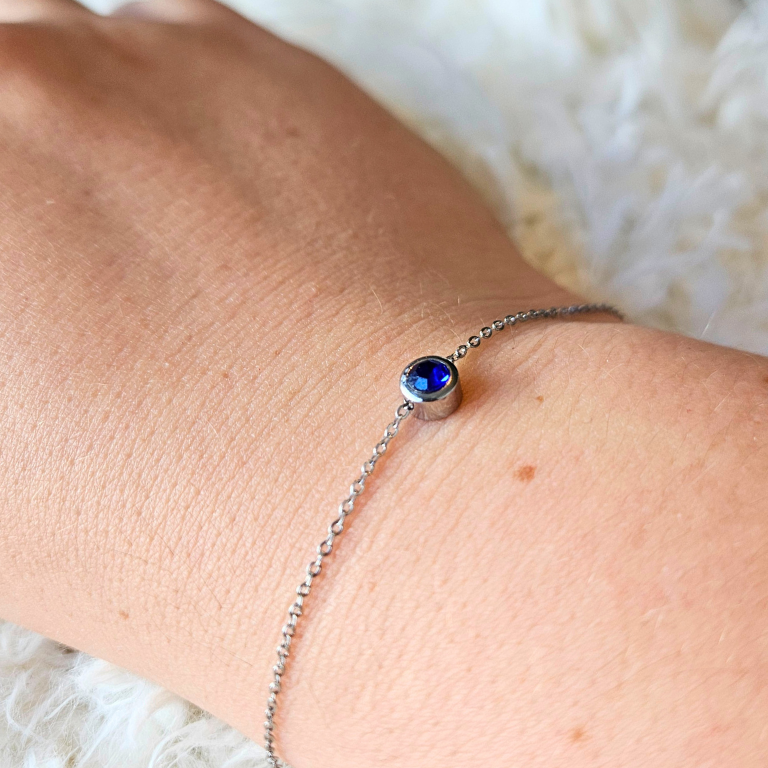 Armband gemaakt van stainless steel met geboortesteen van september: saffier