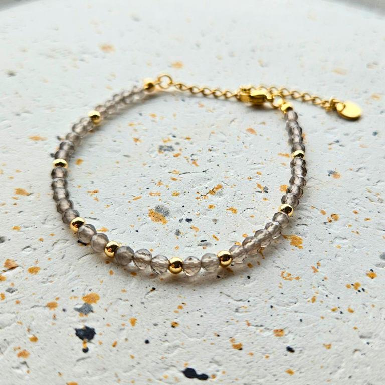 Armband van facetgeslepen rookkwarts afgewerkt met goldplated stainless steel