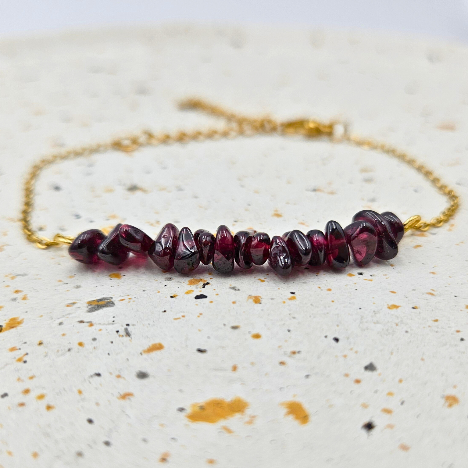 Armband van goldplated stainless steel met granaat split