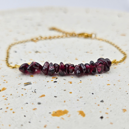 Armband van goldplated stainless steel met granaat split