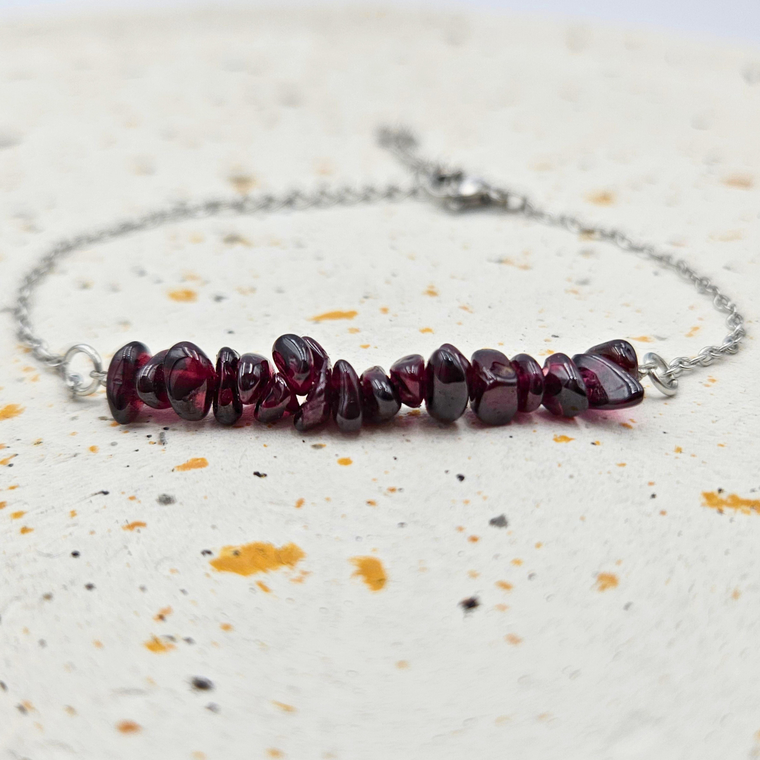 Armband gemaakt van stainless steel met granaat split