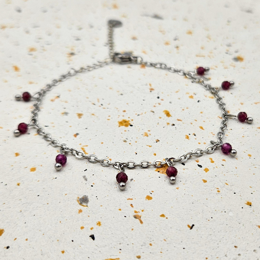 Armband gemaakt van stainless steel met facetgeslepen granaat edelsteentjes