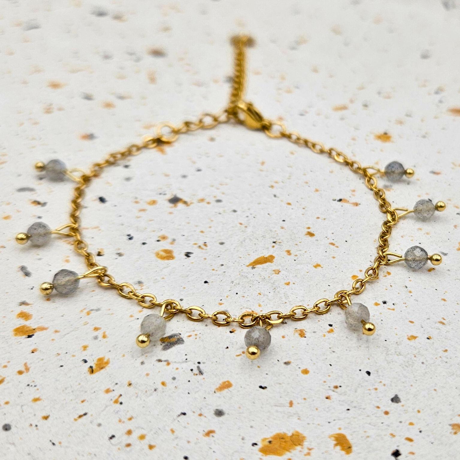 Armband van goldplated stainless steel met facetgeslepen labradoriet