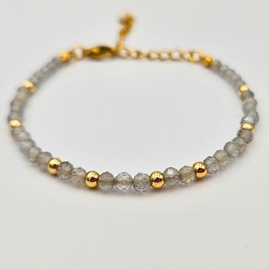 Armband van facetgeslepen labradoriet afgewerkt met goldplated stainless steel