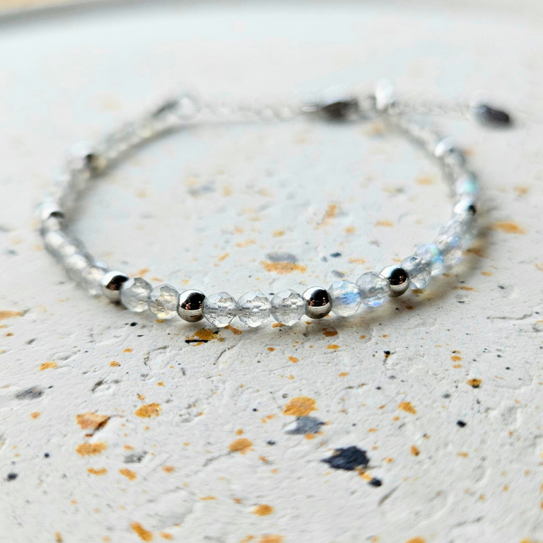 Armband van facetgeslepen labradoriet afgewerkt met zilverkleurig stainless steel