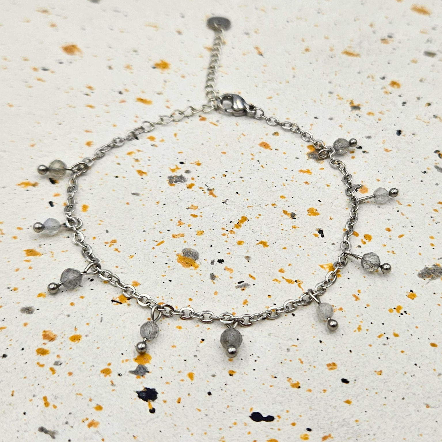 Armband gemaakt van stainless steel met facetgeslepen labradoriet edelsteentjes