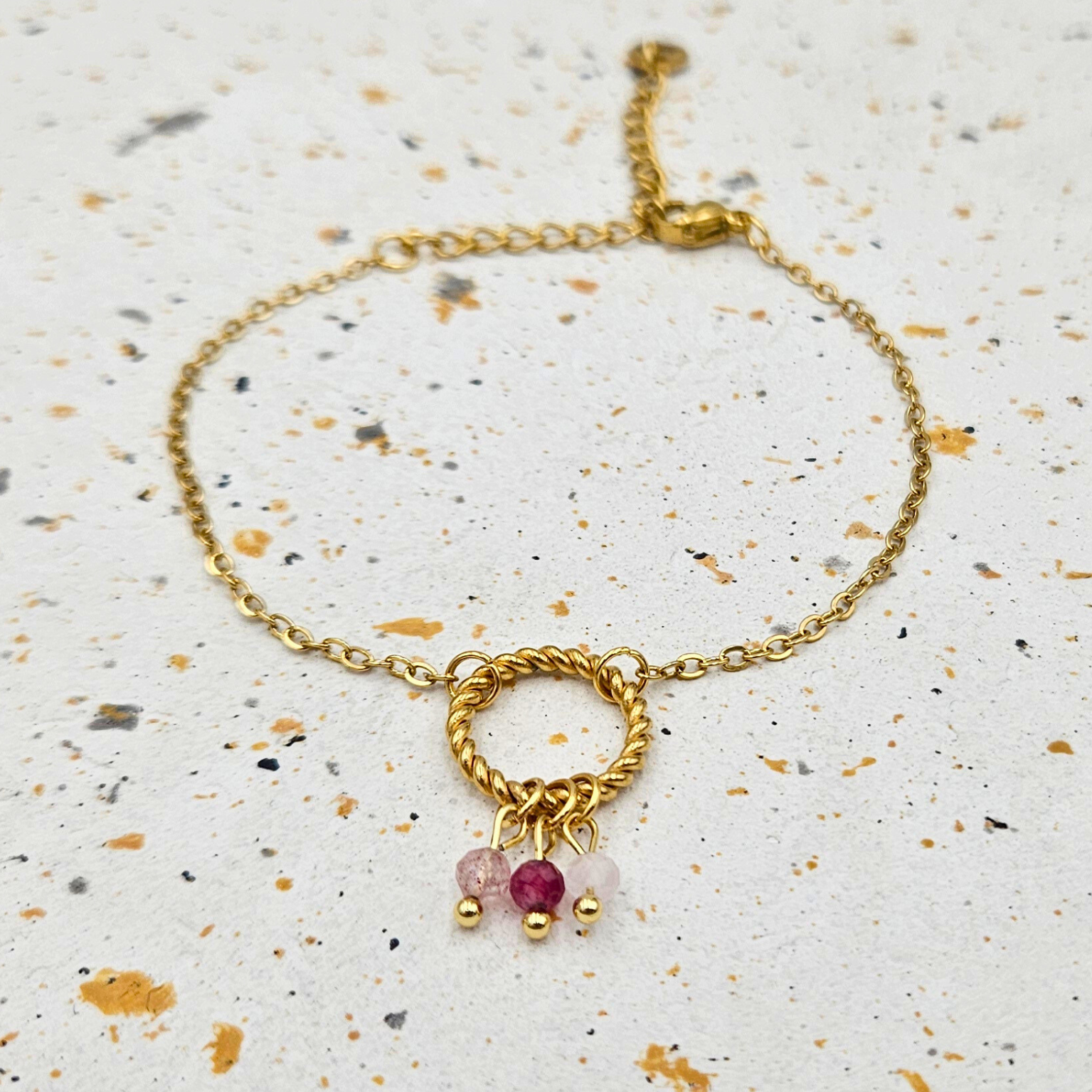 Armband van goldplated stainless steel met facetgeslepen aardbeienkwarts, toermalijn en rozenkwarts