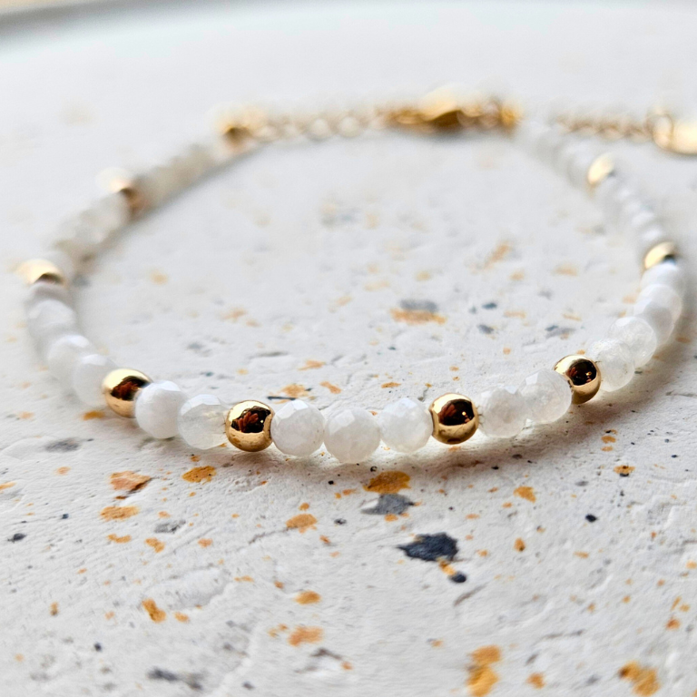 Armband van facetgeslepen maansteen afgewerkt met goldplated stainless steel