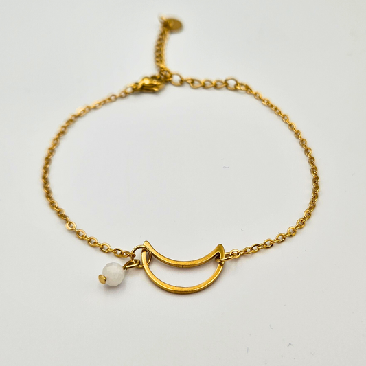 Armband van goldplated stainless steel met maan bedel en maansteen
