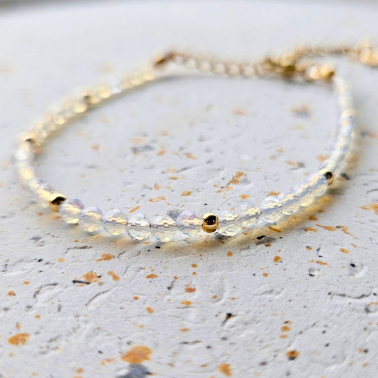 Armband van facetgeslepen opaliet afgewerkt met goldplated stainless steel