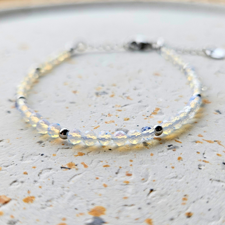 Armband van facetgeslepen opaliet afgewerkt met zilverkleurig stainless steel