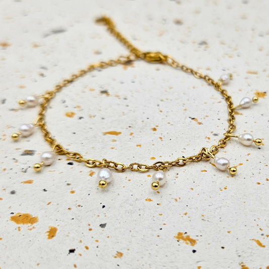 Armband van goldplated stainless steel met zoetwaterparels