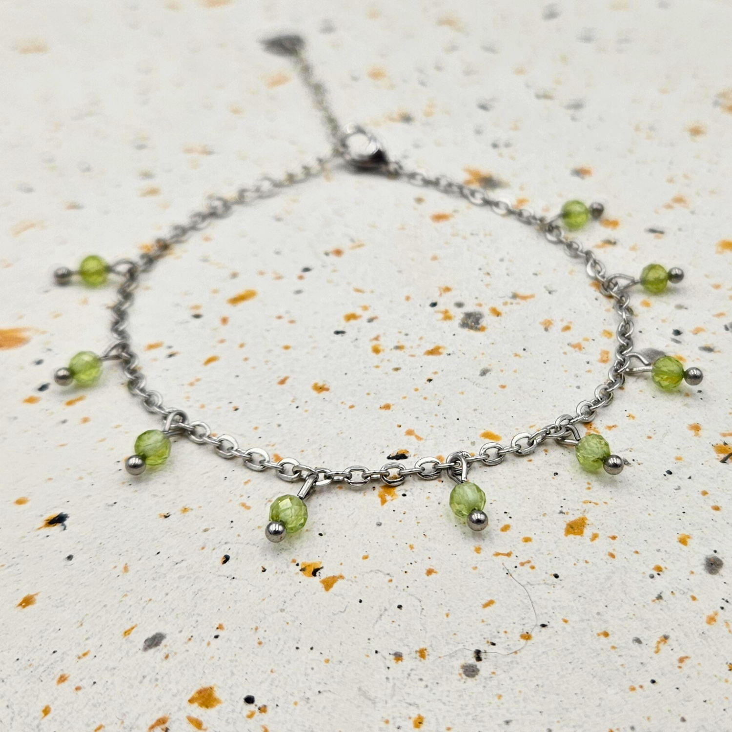 Armband gemaakt van stainless steel met facetgeslepen peridot edelsteentjes