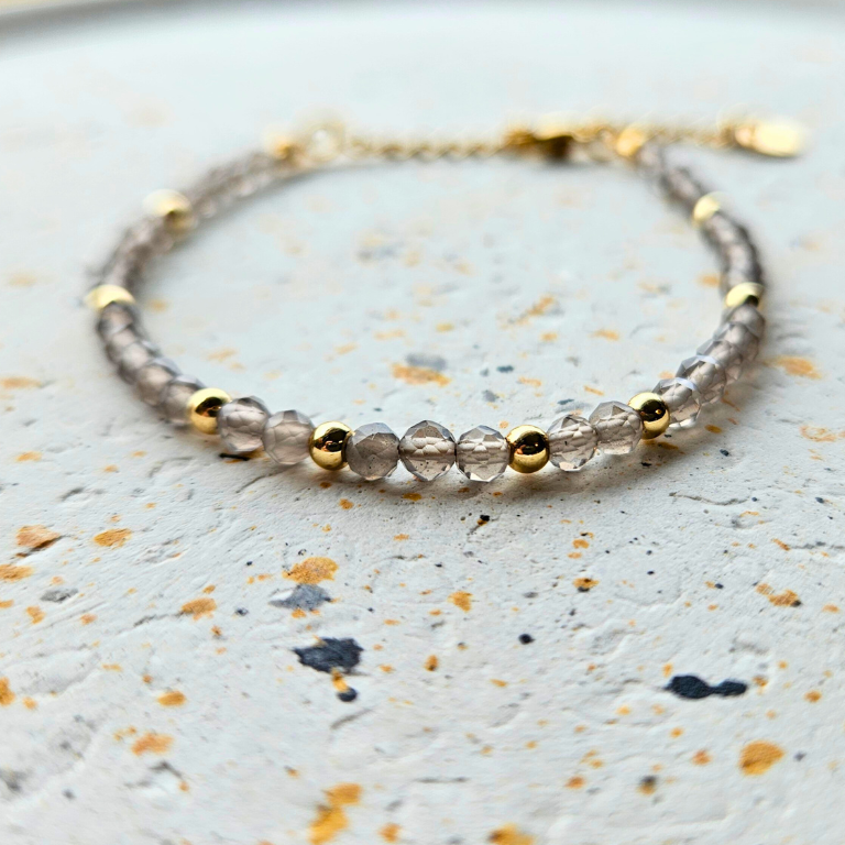 Armband van facetgeslepen rookkwarts afgewerkt met goldplated stainless steel