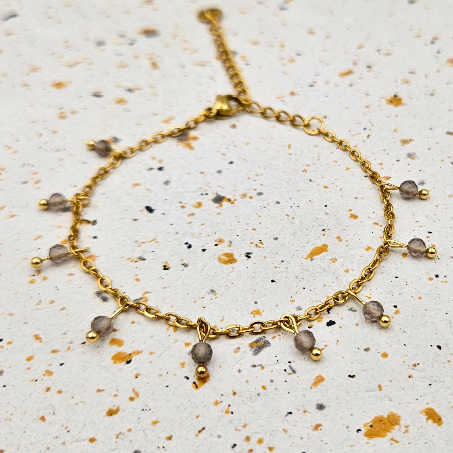 Armband van goldplated stainless steel met facetgeslepen rookkwarts