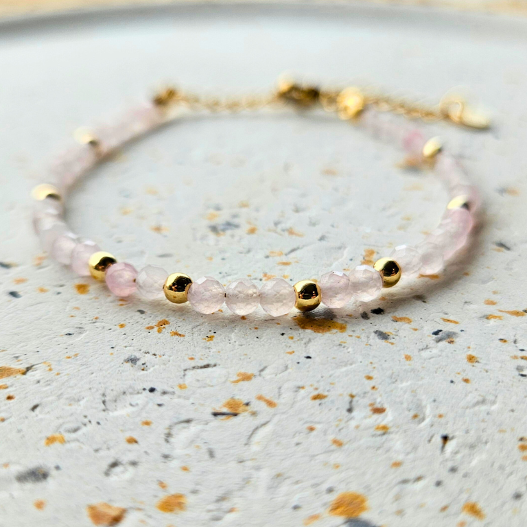 Armband van facetgeslepen rozenkwarts afgewerkt met goldplated stainless steel