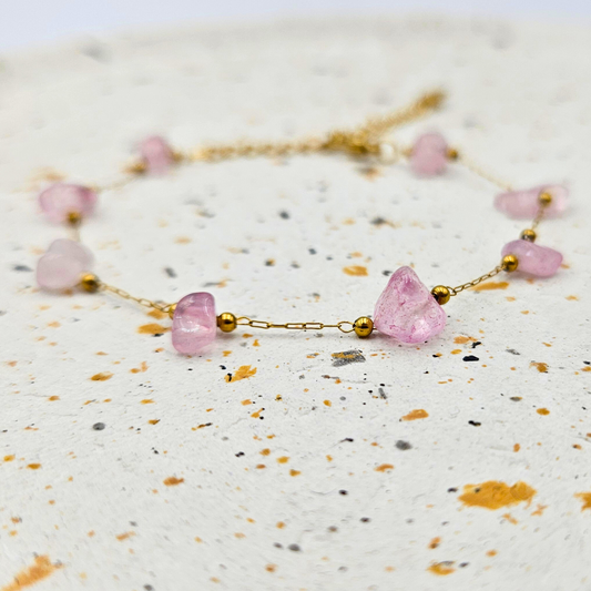 Armband van goldplated stainless steel met rozenkwarts chunks
