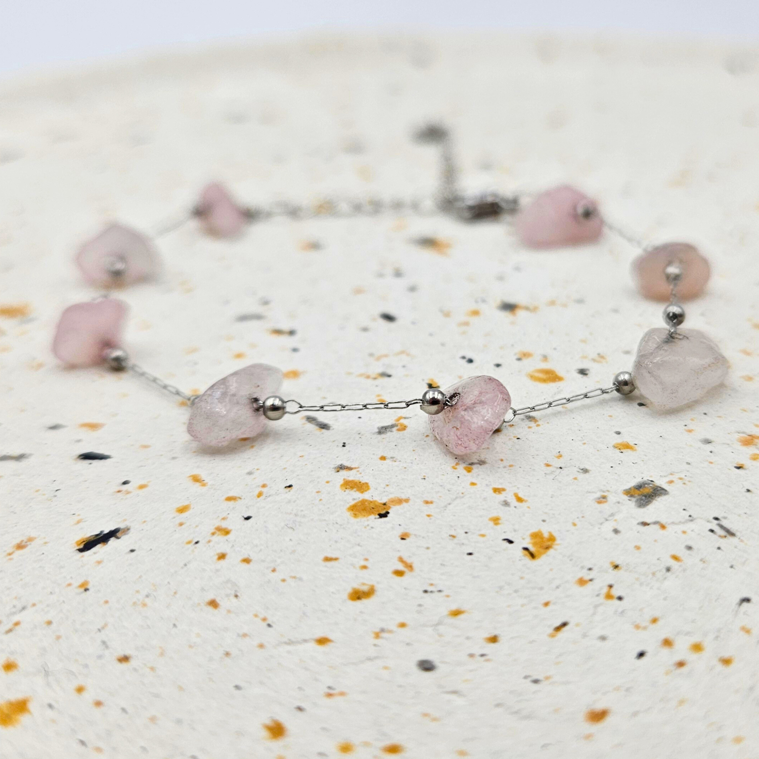 Armband gemaakt van stainless steel met rozenkwarts chunks