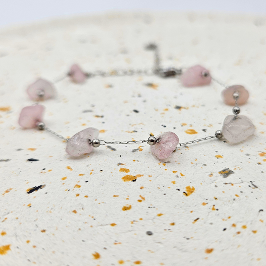 Armband gemaakt van stainless steel met rozenkwarts chunks