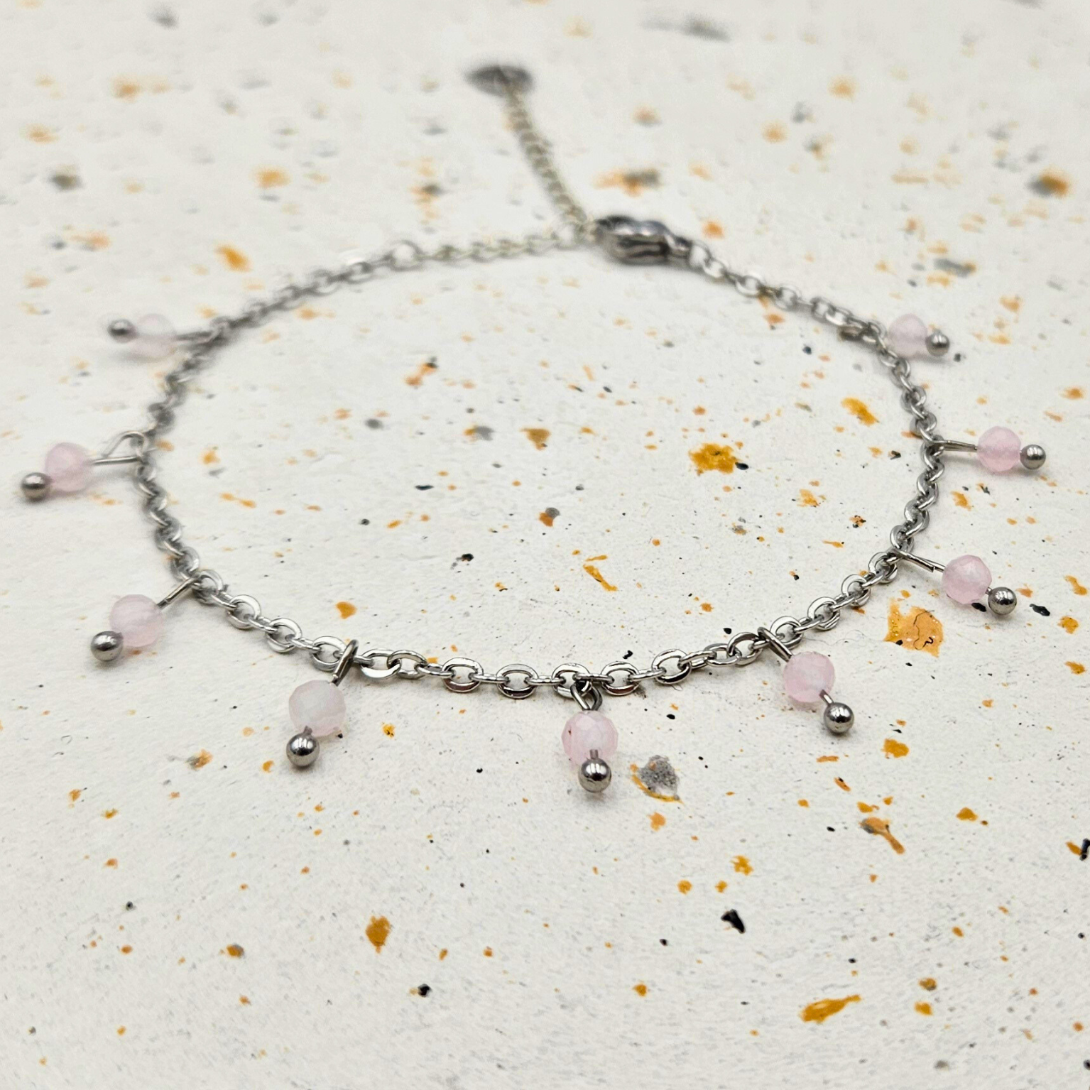 Armband gemaakt van stainless steel met facetgeslepen rozenkwarts edelsteentjes
