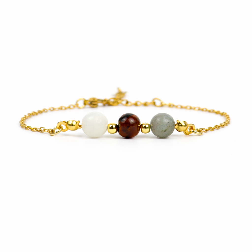 Armband van goldplated stainless steel met de 3 edelstenen die passen bij het sterrenbeeld boogschutter: maansteen, tijgeroog en labradoriet