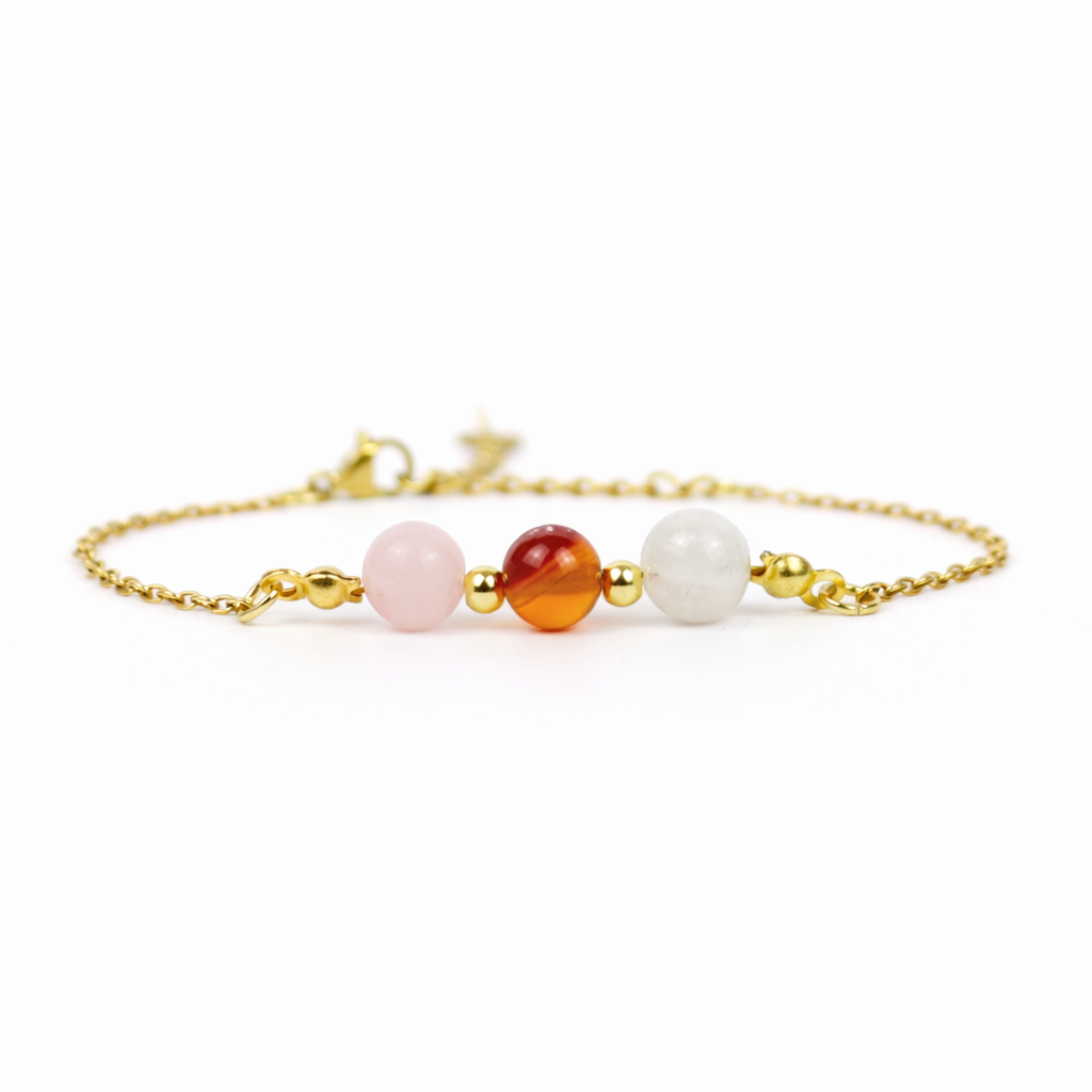 Armband van goldplated stainless steel met de 3 edelstenen die passen bij sterrenbeeld kreeft: carneool, rozenkwarts en maansteen