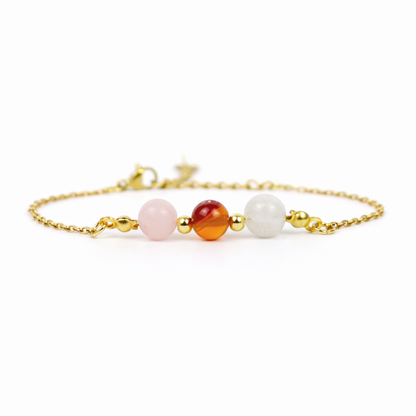Armband van goldplated stainless steel met de 3 edelstenen die passen bij sterrenbeeld kreeft: carneool, rozenkwarts en maansteen