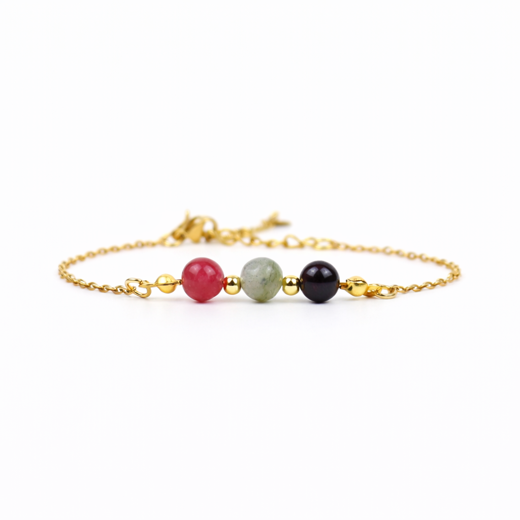 Armband van goldplated stainless steel met de 3 edelstenen die passen bij het sterrenbeeld schorpioen: toermalijn, labradoriet en granaat